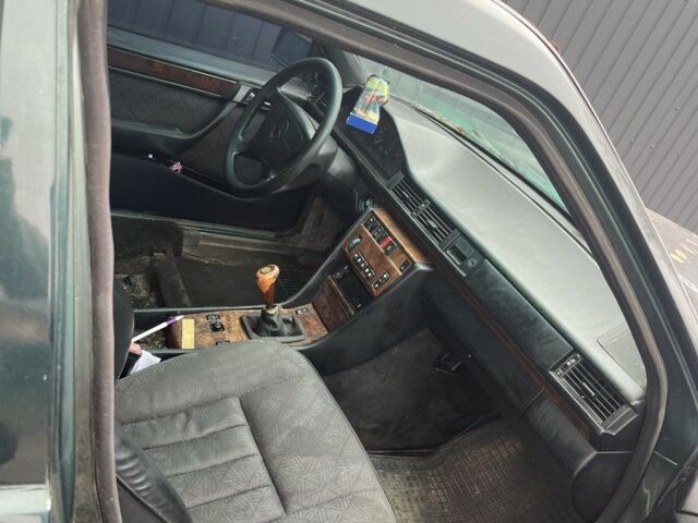 Зеленый Мерседес Е-Класс, объемом двигателя 2 л и пробегом 390 тыс. км за 1000 $, фото 2 на Automoto.ua