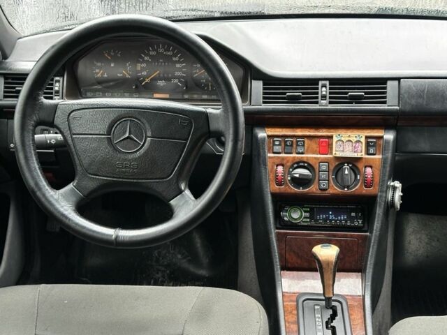 Зеленый Мерседес Е-Класс, объемом двигателя 3 л и пробегом 280 тыс. км за 3999 $, фото 5 на Automoto.ua