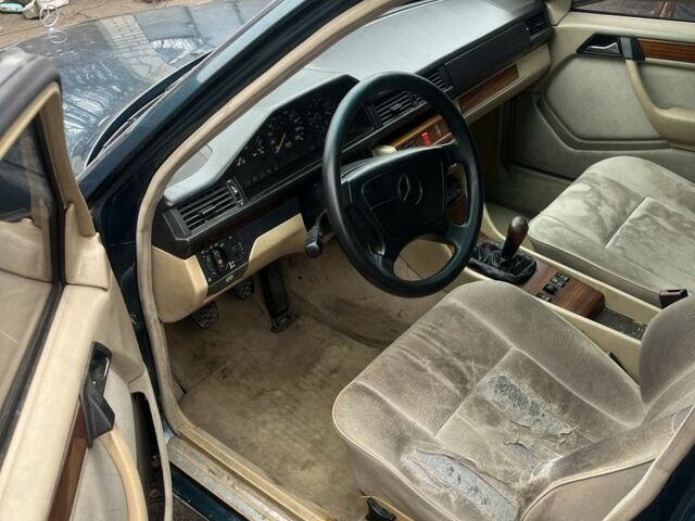 Зеленый Мерседес Е-Класс, объемом двигателя 3 л и пробегом 400 тыс. км за 2700 $, фото 7 на Automoto.ua