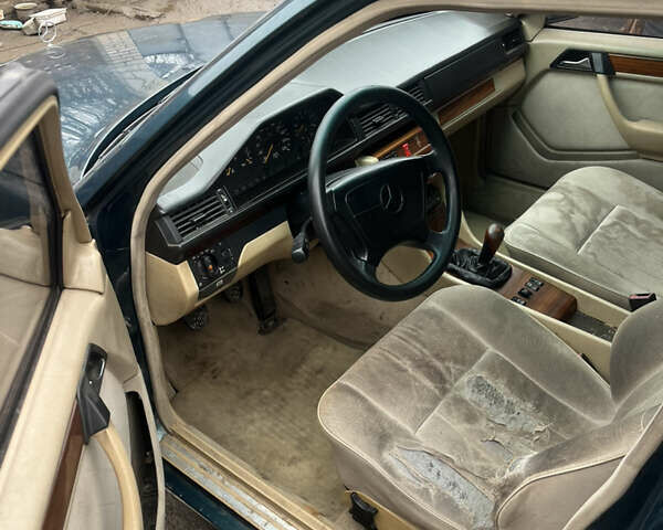 Зеленый Мерседес Е-Класс, объемом двигателя 3 л и пробегом 402 тыс. км за 2700 $, фото 7 на Automoto.ua