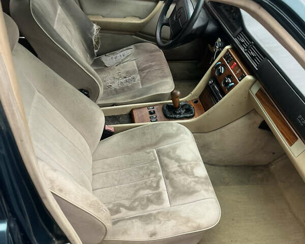 Зеленый Мерседес Е-Класс, объемом двигателя 3 л и пробегом 402 тыс. км за 2700 $, фото 6 на Automoto.ua