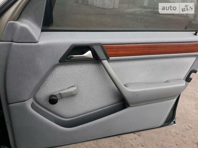 Зеленый Мерседес Е-Класс, объемом двигателя 2.2 л и пробегом 482 тыс. км за 4200 $, фото 5 на Automoto.ua