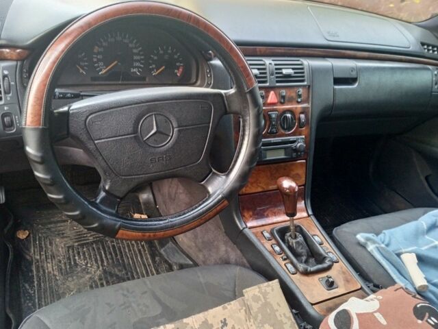 Зеленый Мерседес Е-Класс, объемом двигателя 2 л и пробегом 300 тыс. км за 1654 $, фото 6 на Automoto.ua