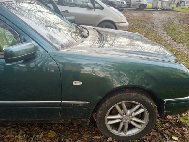 Зеленый Мерседес Е-Класс, объемом двигателя 2 л и пробегом 300 тыс. км за 1654 $, фото 3 на Automoto.ua