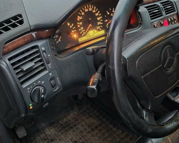 Зелений Мерседес Е-Клас, об'ємом двигуна 2.87 л та пробігом 390 тис. км за 3800 $, фото 9 на Automoto.ua