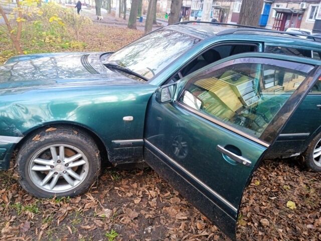 Зеленый Мерседес Е-Класс, объемом двигателя 2 л и пробегом 300 тыс. км за 1654 $, фото 1 на Automoto.ua