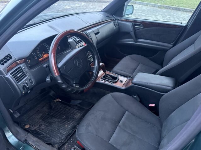 Зеленый Мерседес Е-Класс, объемом двигателя 2.6 л и пробегом 158 тыс. км за 1650 $, фото 6 на Automoto.ua