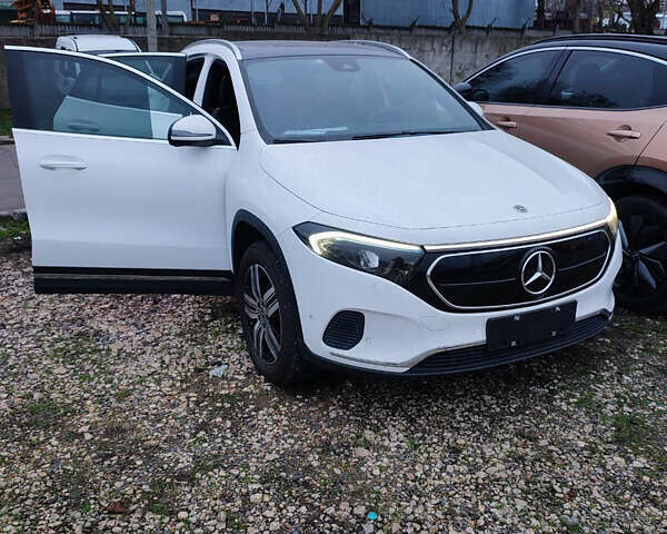 Белый Мерседес EQA, объемом двигателя 0 л и пробегом 12 тыс. км за 28999 $, фото 4 на Automoto.ua