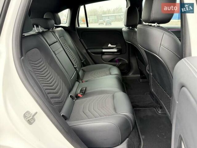 Белый Мерседес EQA, объемом двигателя 0 л и пробегом 19 тыс. км за 34400 $, фото 51 на Automoto.ua