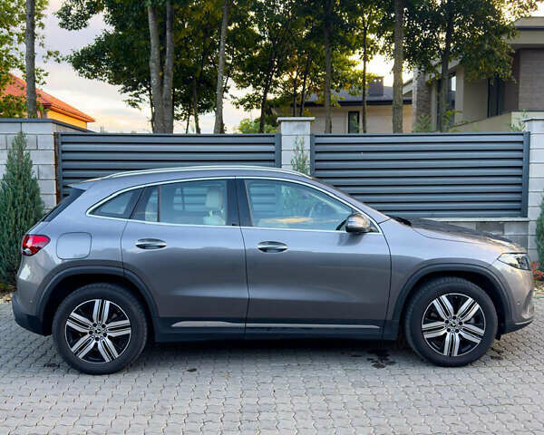 Серый Мерседес EQA, объемом двигателя 0 л и пробегом 53 тыс. км за 39500 $, фото 2 на Automoto.ua