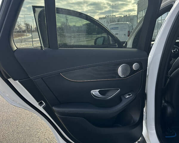 Белый Мерседес EQC, объемом двигателя 0 л и пробегом 51 тыс. км за 32500 $, фото 9 на Automoto.ua