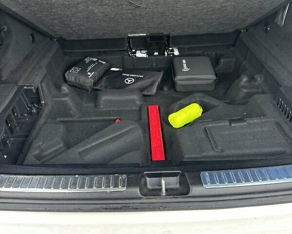 Белый Мерседес EQC, объемом двигателя 0 л и пробегом 51 тыс. км за 32500 $, фото 10 на Automoto.ua