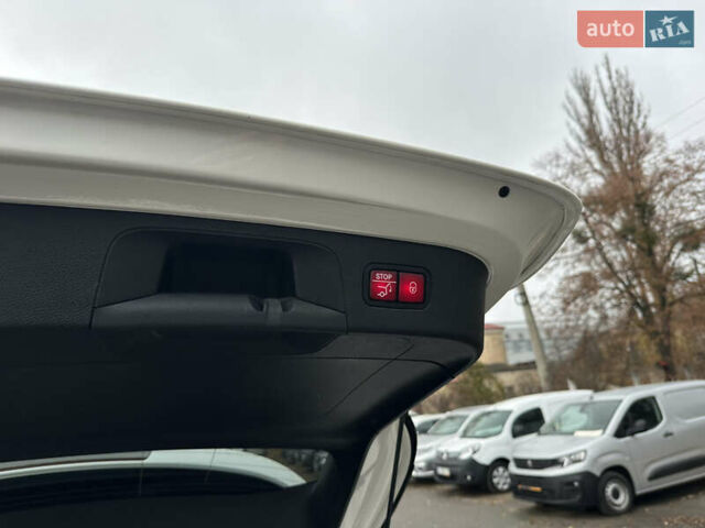 Белый Мерседес EQC, объемом двигателя 0 л и пробегом 140 тыс. км за 32800 $, фото 15 на Automoto.ua