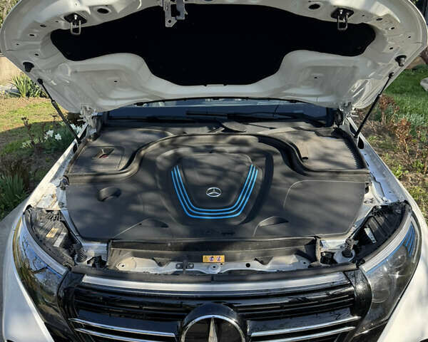 Білий Мерседес EQC, об'ємом двигуна 0 л та пробігом 50 тис. км за 34900 $, фото 22 на Automoto.ua