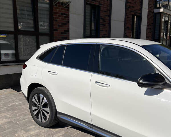 Белый Мерседес EQC, объемом двигателя 0 л и пробегом 25 тыс. км за 39900 $, фото 2 на Automoto.ua