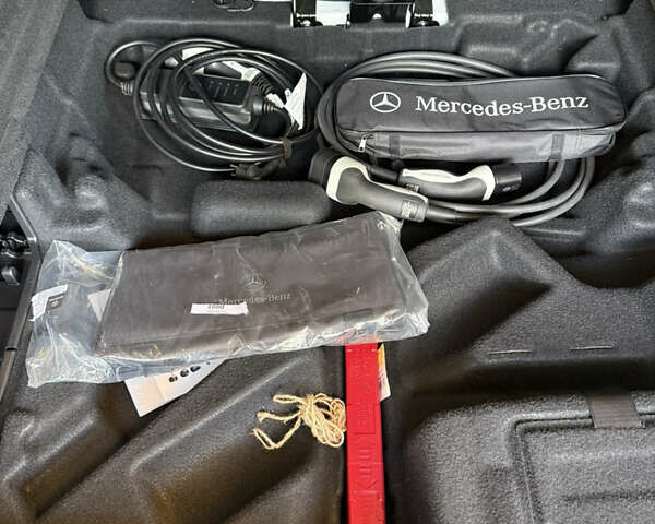 Белый Мерседес EQC, объемом двигателя 0 л и пробегом 36 тыс. км за 45000 $, фото 10 на Automoto.ua