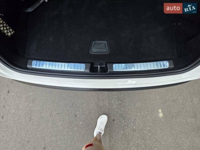 Белый Мерседес EQC, объемом двигателя 0 л и пробегом 61 тыс. км за 39000 $, фото 6 на Automoto.ua