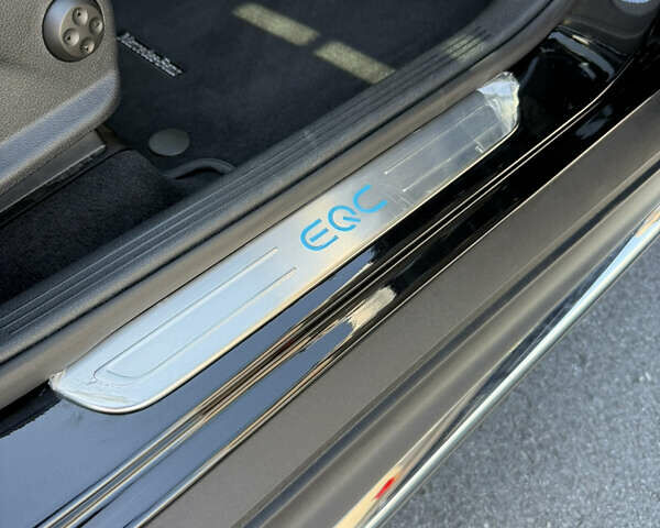 Чорний Мерседес EQC, об'ємом двигуна 0 л та пробігом 60 тис. км за 40400 $, фото 61 на Automoto.ua