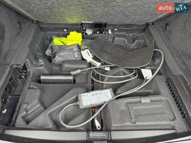 Серый Мерседес EQC, объемом двигателя 0 л и пробегом 58 тыс. км за 31999 $, фото 17 на Automoto.ua