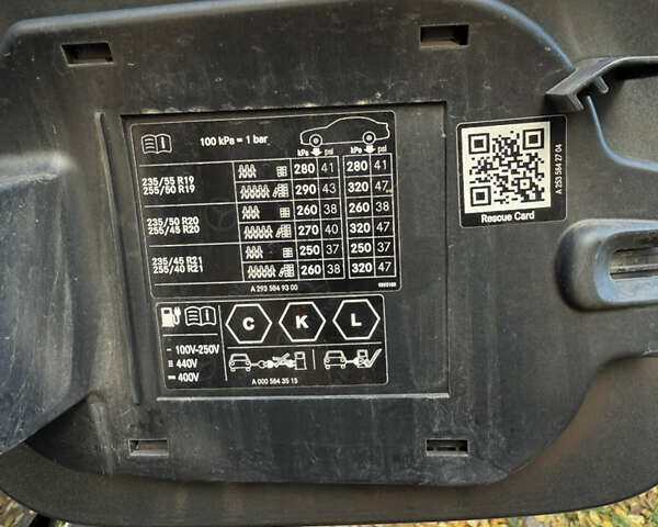 Серый Мерседес EQC, объемом двигателя 0 л и пробегом 30 тыс. км за 38900 $, фото 27 на Automoto.ua