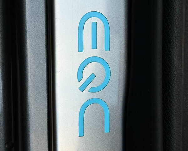 Серый Мерседес EQC, объемом двигателя 0 л и пробегом 30 тыс. км за 38900 $, фото 16 на Automoto.ua