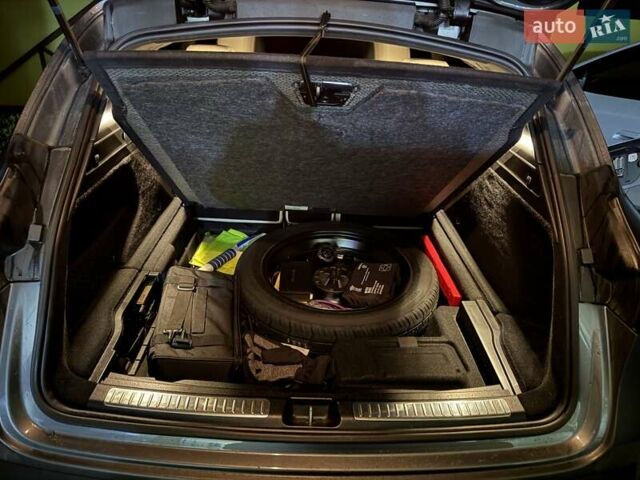 Сірий Мерседес EQC, об'ємом двигуна 0 л та пробігом 52 тис. км за 43500 $, фото 11 на Automoto.ua