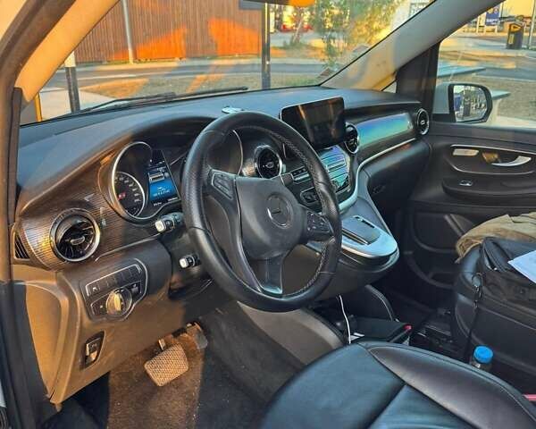 Белый Мерседес EQV, объемом двигателя 0 л и пробегом 299 тыс. км за 36003 $, фото 38 на Automoto.ua