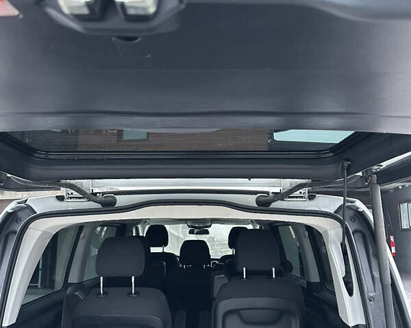 Белый Мерседес EQV, объемом двигателя 0 л и пробегом 70 тыс. км за 37900 $, фото 14 на Automoto.ua