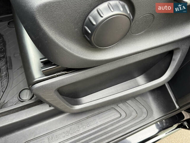 Чорний Мерседес EQV, об'ємом двигуна 0 л та пробігом 28 тис. км за 46900 $, фото 16 на Automoto.ua