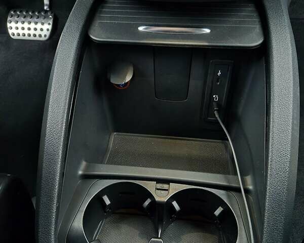 Красный Мерседес EQV, объемом двигателя 0 л и пробегом 27 тыс. км за 42999 $, фото 31 на Automoto.ua