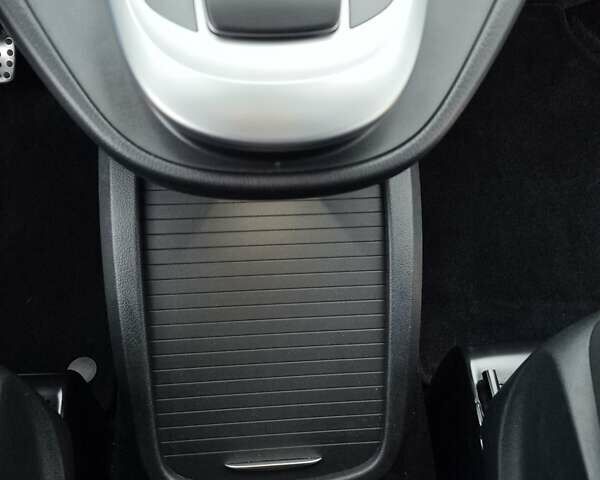 Красный Мерседес EQV, объемом двигателя 0 л и пробегом 27 тыс. км за 42999 $, фото 30 на Automoto.ua