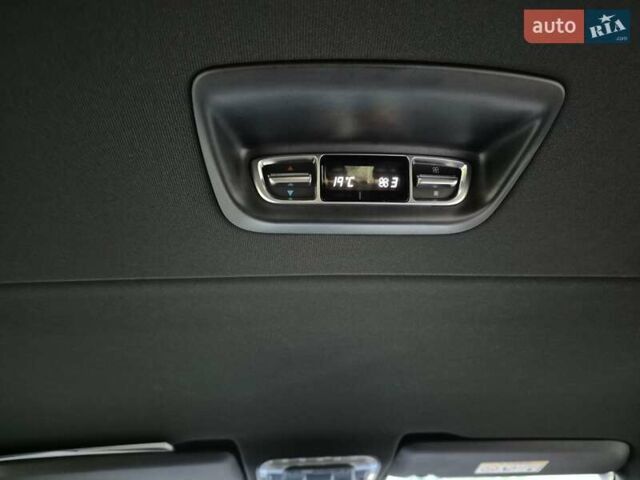 Красный Мерседес EQV, объемом двигателя 0 л и пробегом 27 тыс. км за 42999 $, фото 36 на Automoto.ua