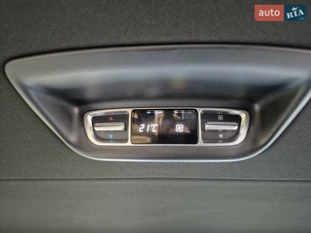 Красный Мерседес EQV, объемом двигателя 0 л и пробегом 26 тыс. км за 43000 $, фото 24 на Automoto.ua