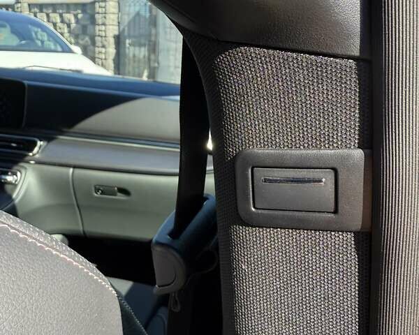 Красный Мерседес EQV, объемом двигателя 0 л и пробегом 3 тыс. км за 69382 $, фото 20 на Automoto.ua