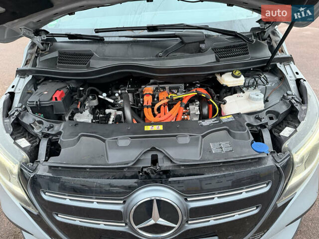 Серый Мерседес EQV, объемом двигателя 0 л и пробегом 17 тыс. км за 63900 $, фото 6 на Automoto.ua