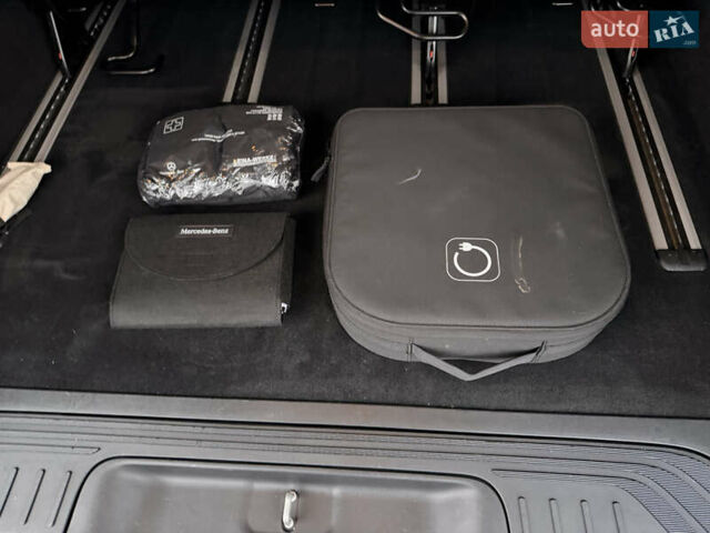 Серый Мерседес EQV, объемом двигателя 0 л и пробегом 17 тыс. км за 63900 $, фото 9 на Automoto.ua