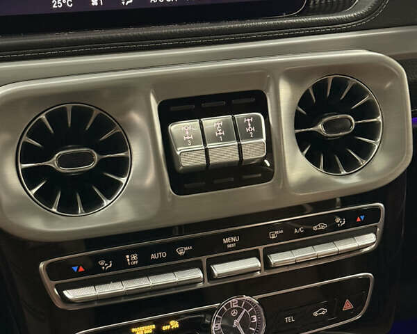 Белый Мерседес Г-Класс, объемом двигателя 4 л и пробегом 135 тыс. км за 125000 $, фото 26 на Automoto.ua