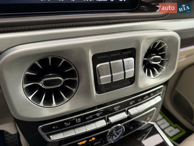 Белый Мерседес Г-Класс, объемом двигателя 4 л и пробегом 38 тыс. км за 210000 $, фото 36 на Automoto.ua