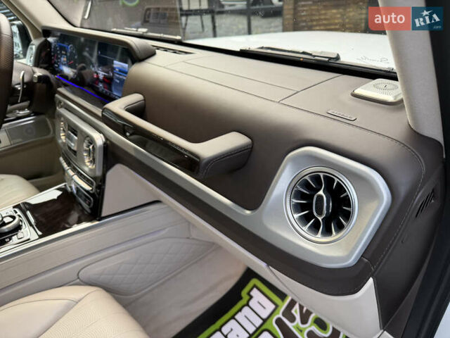 Белый Мерседес Г-Класс, объемом двигателя 4 л и пробегом 38 тыс. км за 210000 $, фото 27 на Automoto.ua