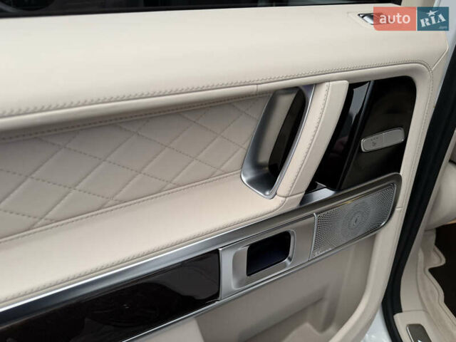 Белый Мерседес Г-Класс, объемом двигателя 4 л и пробегом 38 тыс. км за 210000 $, фото 48 на Automoto.ua