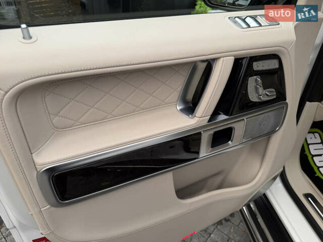 Белый Мерседес Г-Класс, объемом двигателя 4 л и пробегом 38 тыс. км за 210000 $, фото 49 на Automoto.ua