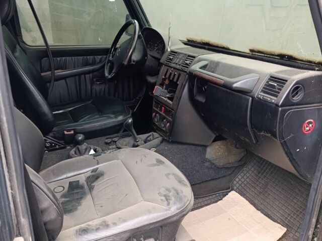 Черный Мерседес Г-Класс, объемом двигателя 3.2 л и пробегом 190 тыс. км за 12000 $, фото 4 на Automoto.ua