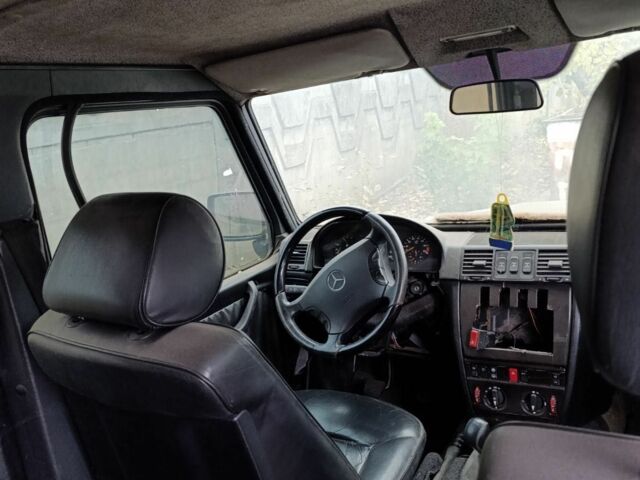 Черный Мерседес Г-Класс, объемом двигателя 3.2 л и пробегом 190 тыс. км за 12000 $, фото 5 на Automoto.ua