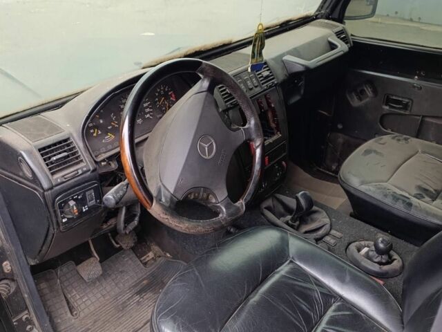 Черный Мерседес Г-Класс, объемом двигателя 3.2 л и пробегом 190 тыс. км за 12000 $, фото 3 на Automoto.ua