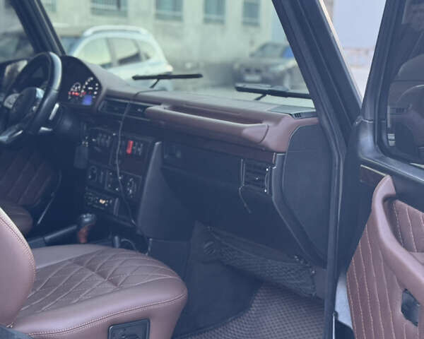 Черный Мерседес Г-Класс, объемом двигателя 5 л и пробегом 305 тыс. км за 18800 $, фото 9 на Automoto.ua