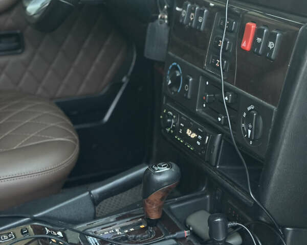 Черный Мерседес Г-Класс, объемом двигателя 5 л и пробегом 305 тыс. км за 18800 $, фото 10 на Automoto.ua