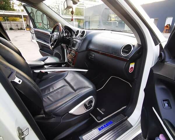 Мерседес ГЛ-класс 2008 в Запорожье на Automoto.ua Белый Мерседес ГЛ-класс, объемом двигателя 5.46 л и пробегом 189 тыс. км за 11500 $, фото 7 на Automoto.ua