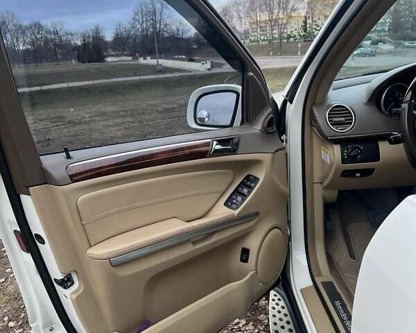 Белый Мерседес ГЛ-класс, объемом двигателя 2.99 л и пробегом 333 тыс. км за 12900 $, фото 2 на Automoto.ua