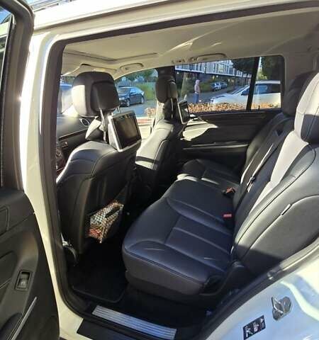 Мерседес ГЛ-класс 2011 в Львове на Automoto.ua Белый Мерседес ГЛ-класс, объемом двигателя 2.99 л и пробегом 385 тыс. км за 20000 $, фото 12 на Automoto.ua