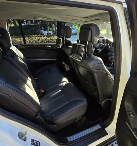 Мерседес ГЛ-класс 2011 в Львове на Automoto.ua Белый Мерседес ГЛ-класс, объемом двигателя 2.99 л и пробегом 385 тыс. км за 20000 $, фото 18 на Automoto.ua